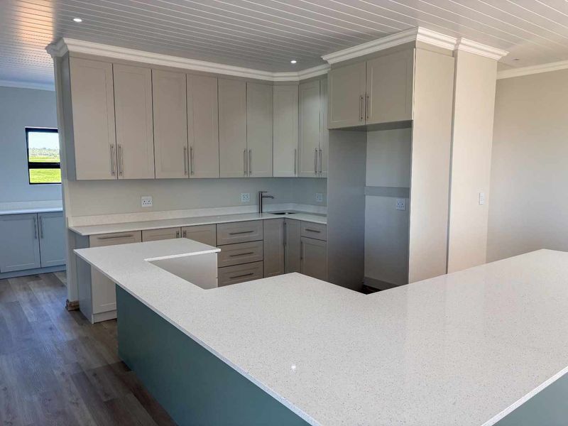Brand new family home - Plattebosch Kloof. - Photo 8