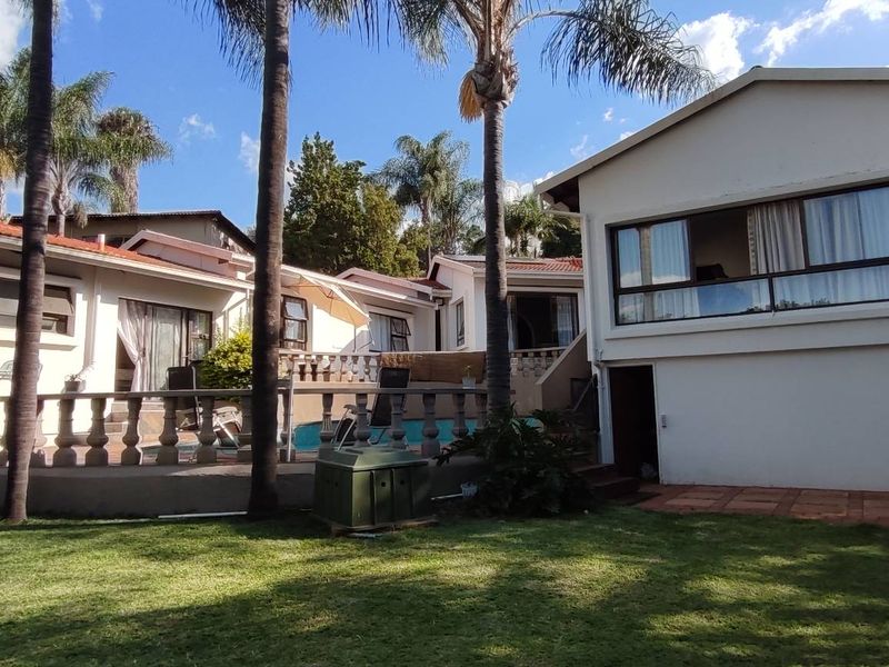 SECURE AND PRIVATE LIVING! - Photo 6