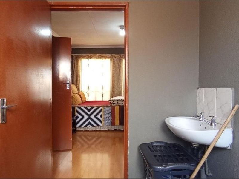 Quaint 3 Bedroom House In Clayville Ext 34 - Photo 10