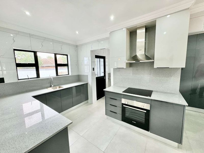 Hendra Estates - Exquisite, Large Family Home For Rent In Umhlanga!! - Photo 7