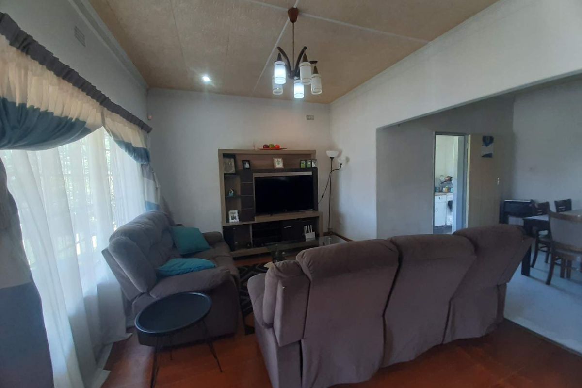 Family Home with Cottage for Sale - Photo 3