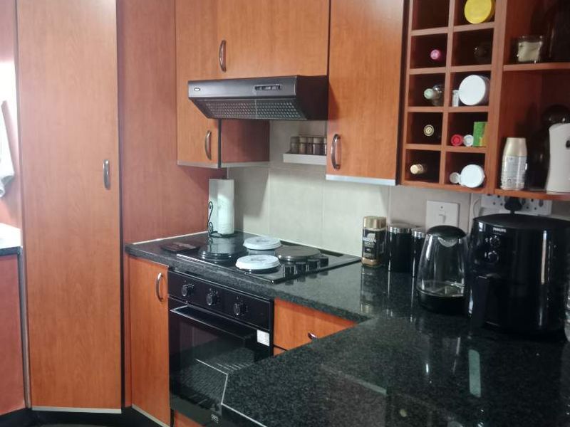 2 Bedroom, 2 Bathroom First-Floor Apartment with Balcony and Built-in Braai To Let - Photo 7