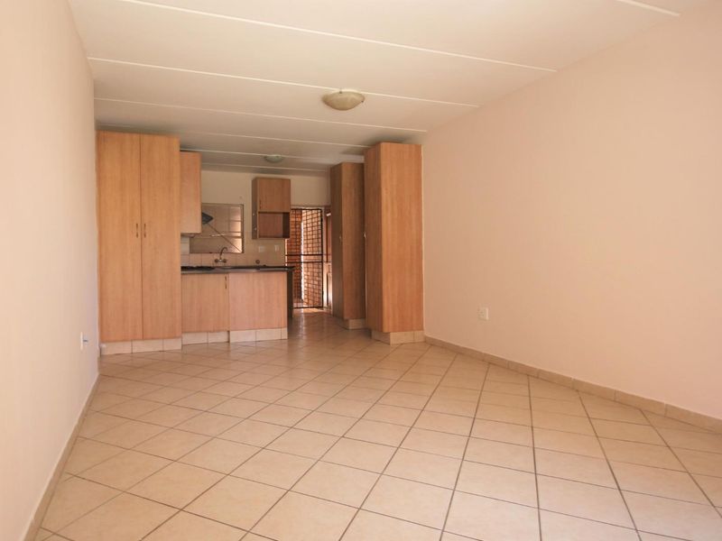 Load Shedding Free Living - The Ideal Lock Up and Go Home! - Photo 1