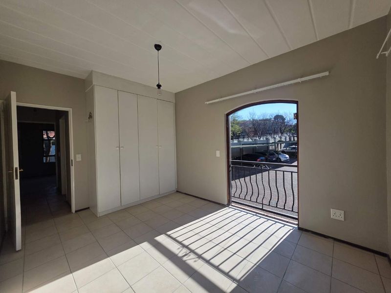 Loft Apartment with Stunning Views in Paulshof - Photo 9