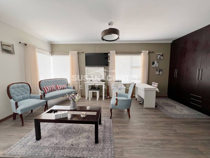 Spacious Freestanding Home with Generous Yard - Photo 4