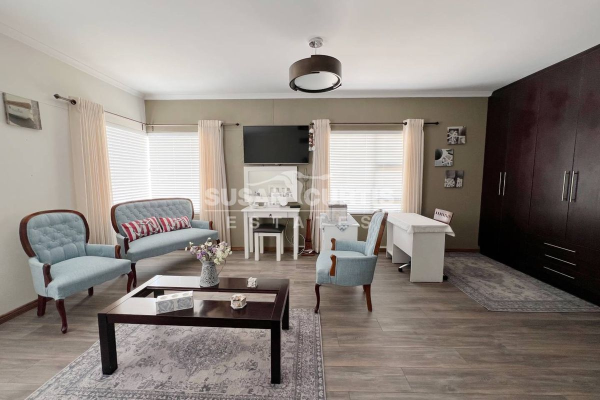 Spacious Freestanding Home with Generous Yard - Photo 4