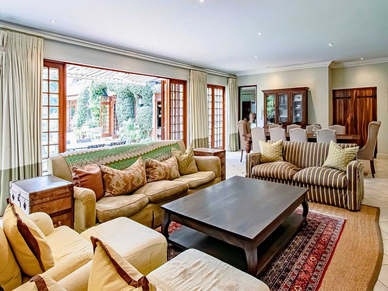 Stately Family Residence in Prime Melrose. - Photo 5