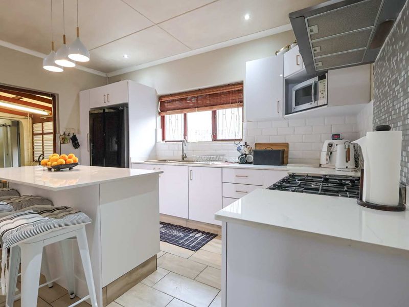 FAMILY HOME WITH INCOME-GENERATING GRANNY FLAT IN PRIME MALVERN LOCATION! - Photo 3
