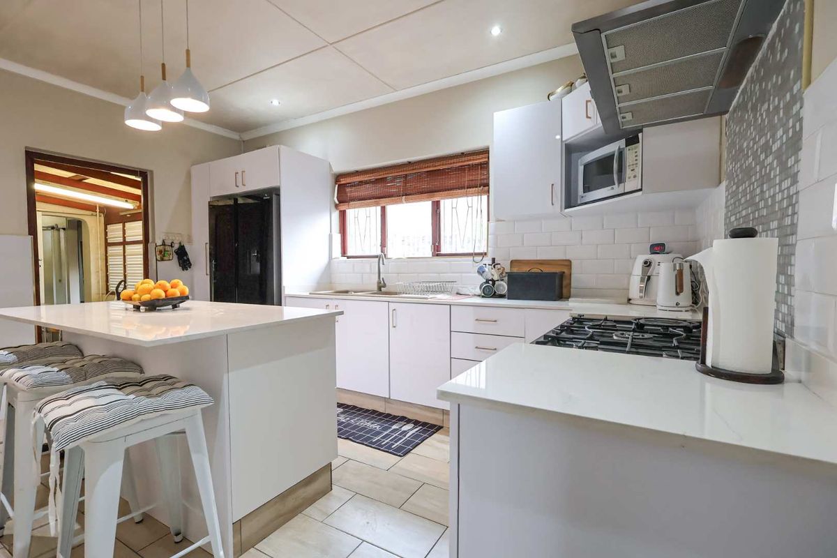 FAMILY HOME WITH INCOME-GENERATING GRANNY FLAT IN PRIME MALVERN LOCATION! - Photo 3