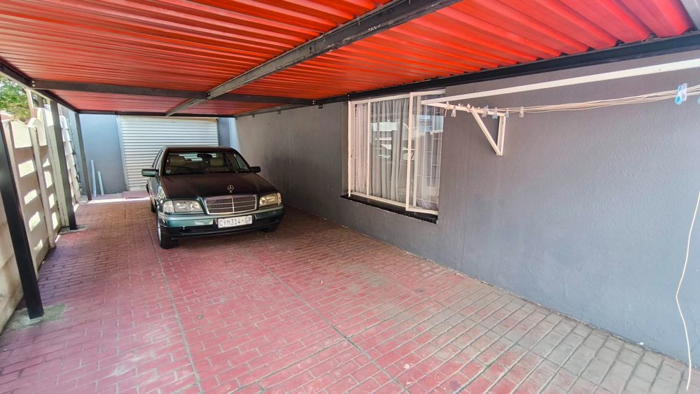 Triple lock-up carport
