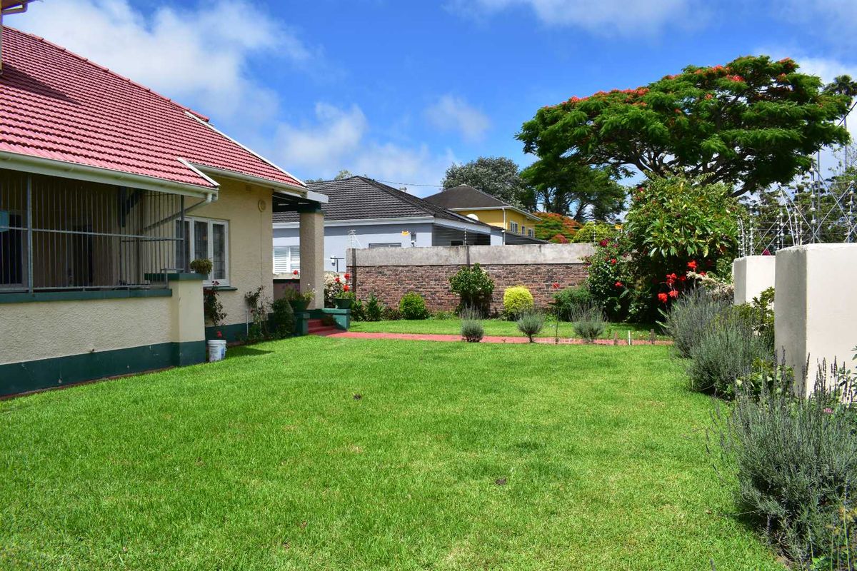 Sought after address! - Photo 3