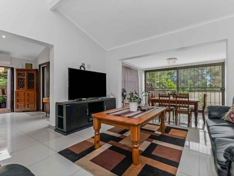 SINGLE-LEVEL LIVING IN A SECURE COMPLEX – THIS CAN BE YOUR NEXT HAPPY PLACE - Photo 3