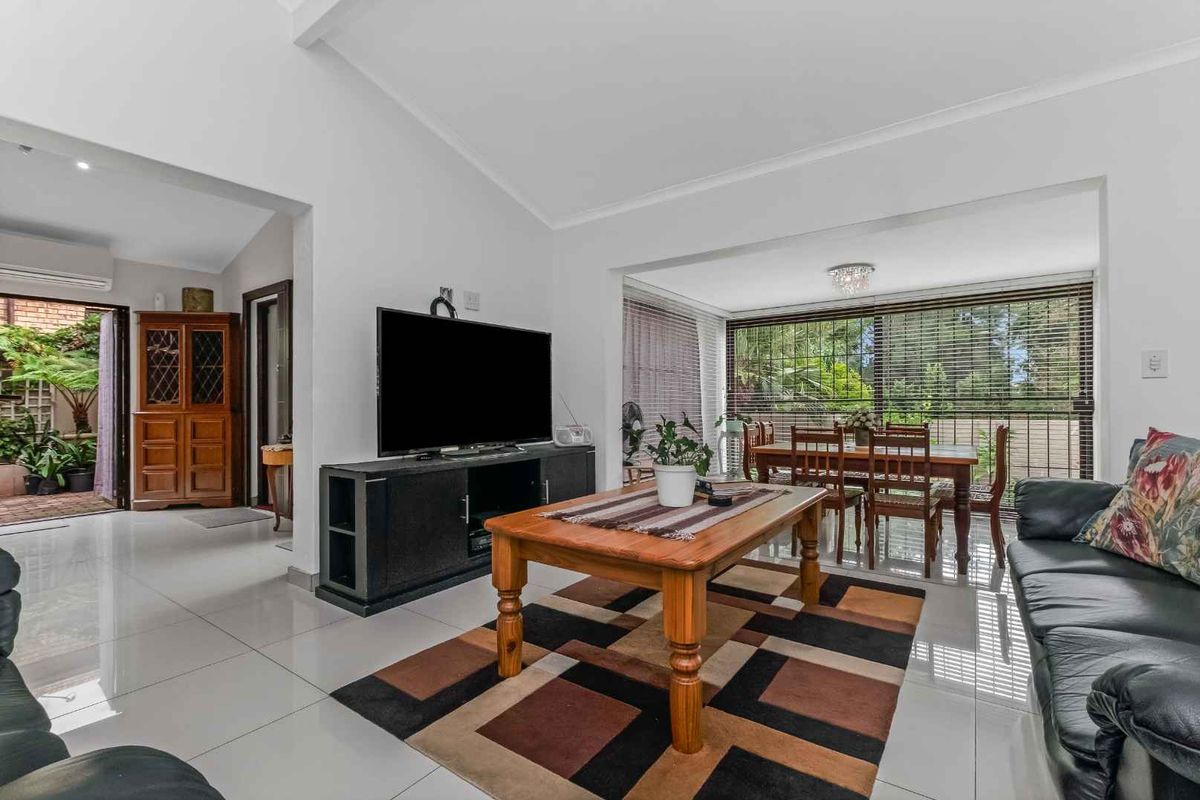 SINGLE-LEVEL LIVING IN A SECURE COMPLEX – THIS CAN BE YOUR NEXT HAPPY PLACE - Photo 3