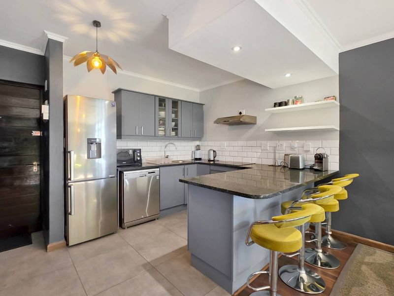 Woodstock's Finest: Contemporary Two-Bedroom Apartment with Urban Charm - AirBnB Friendly - Photo 10