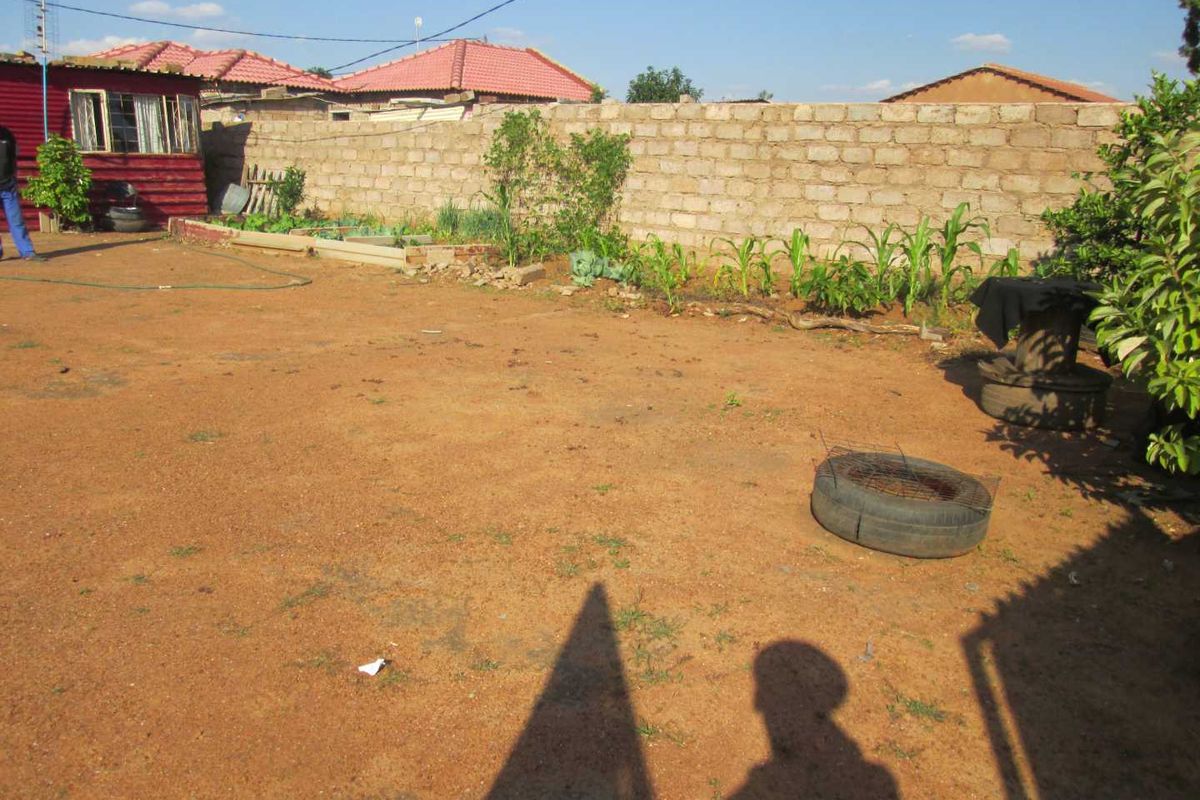 A VERY BIG STAND FOR SALE IN SOSHANGUVE BLOCK X  BARGAIN - Photo 3