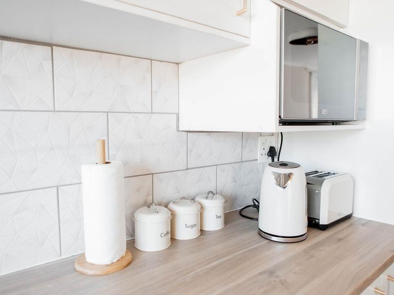 Modern Fully Furnished 2-Bedroom Apartment To Let - Photo 9