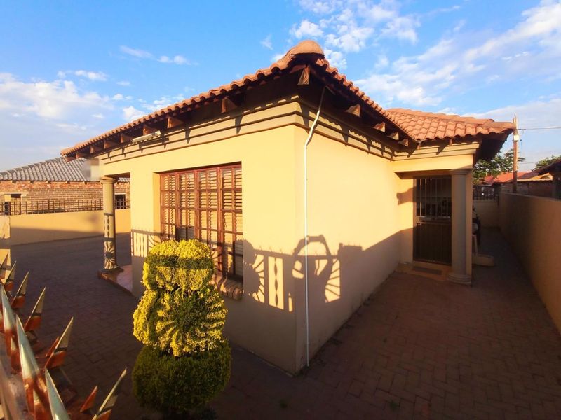 Four bedrooms house for sale in Atteridgeville - Photo 2
