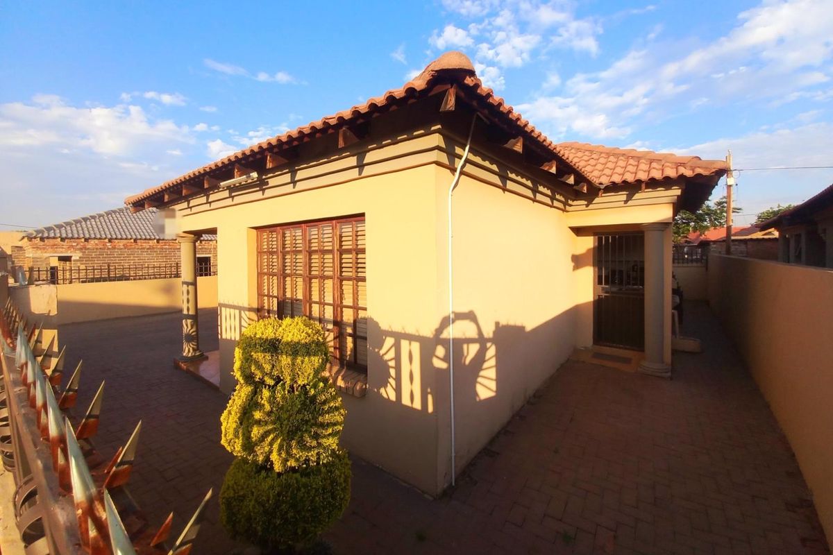 Four bedrooms house for sale in Atteridgeville - Photo 2