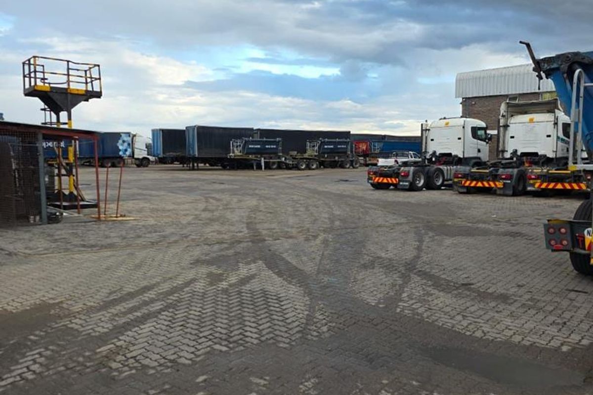 Industrial warehouse for sale in Brakwater - Photo 3