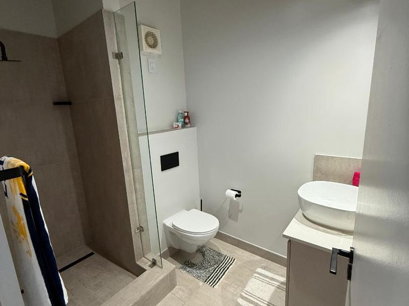 Ultra-Modern 2 Bedroom, 2 Bathroom Apartments in Waterkloof! - Photo 10