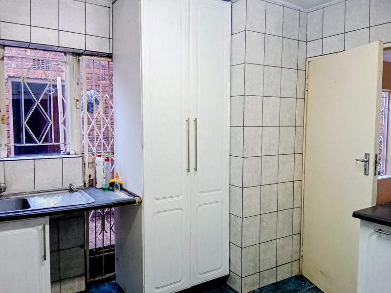 3 Bedroom Two Bathroom Townhouse To Let - Photo 10