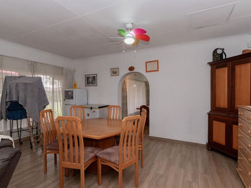 Spacious 4 Bedroom House with Pool in Esther Park - Photo 9