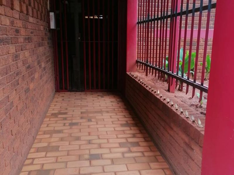 Newly Renovated Flat – Great Location & Move-In Ready! - Photo 2