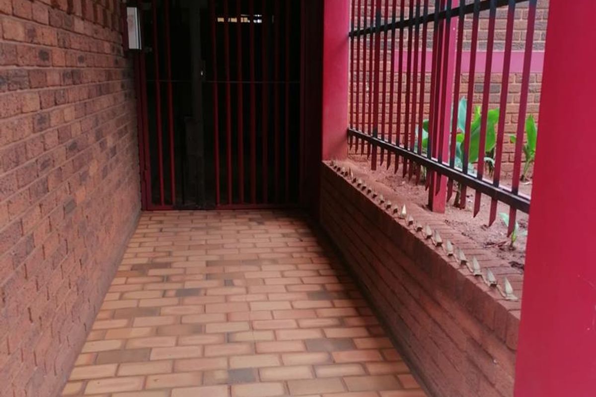 Newly Renovated Flat – Great Location & Move-In Ready! - Photo 2