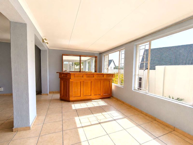Charming 4-Bedroom Townhouse in Sought-After Alpine Village - Photo 6