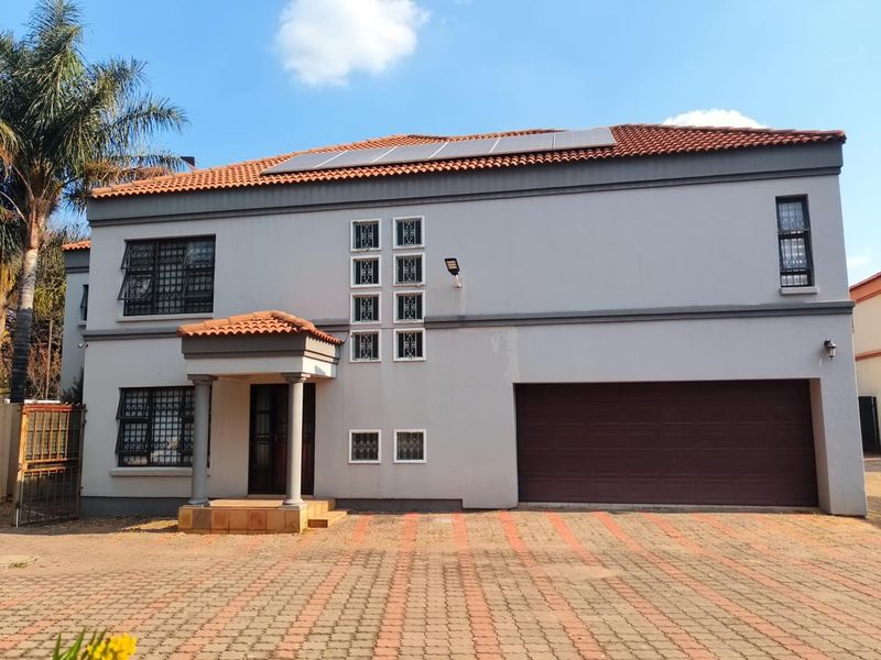4 or 5 bedroom Double storey, with solar panels! 4 units in this cluster complex! - Photo 1