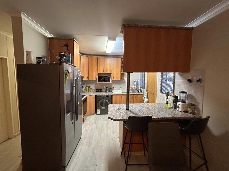 The perfect unit in the right place — this 3-bedroom unit offers comfortable living just minutes from The Grove - Photo 2