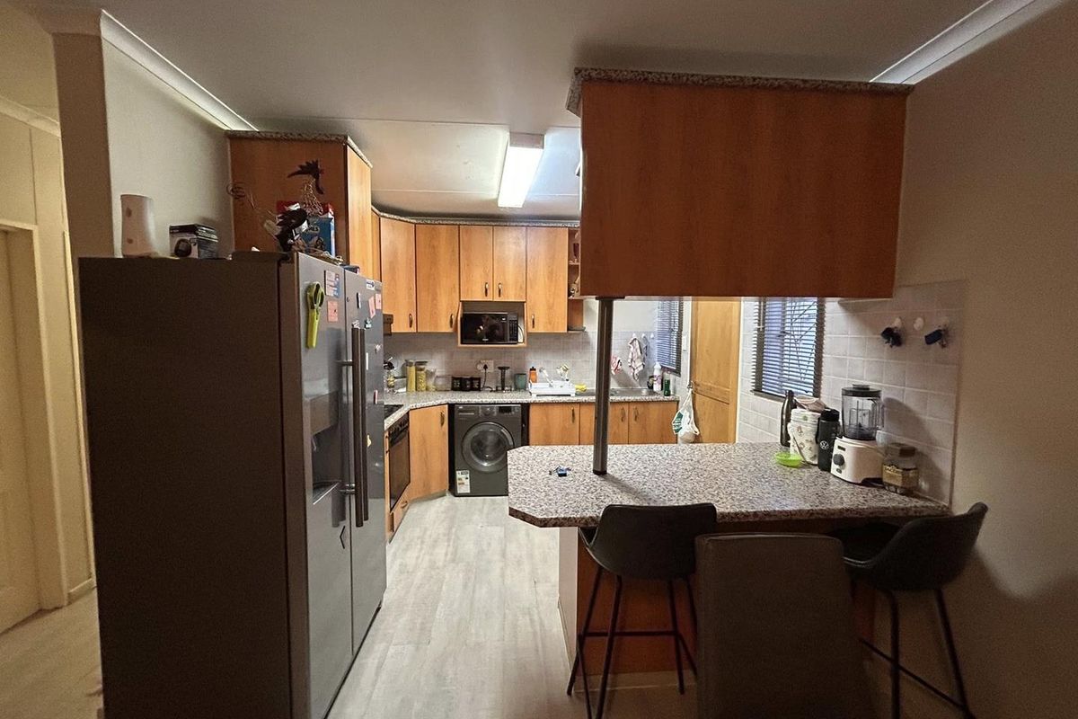 The perfect unit in the right place — this 3-bedroom unit offers comfortable living just minutes from The Grove - Photo 2