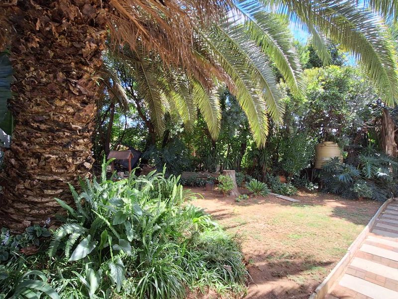 Beautiful 5 Bedroom Home With Cottage - Photo 2