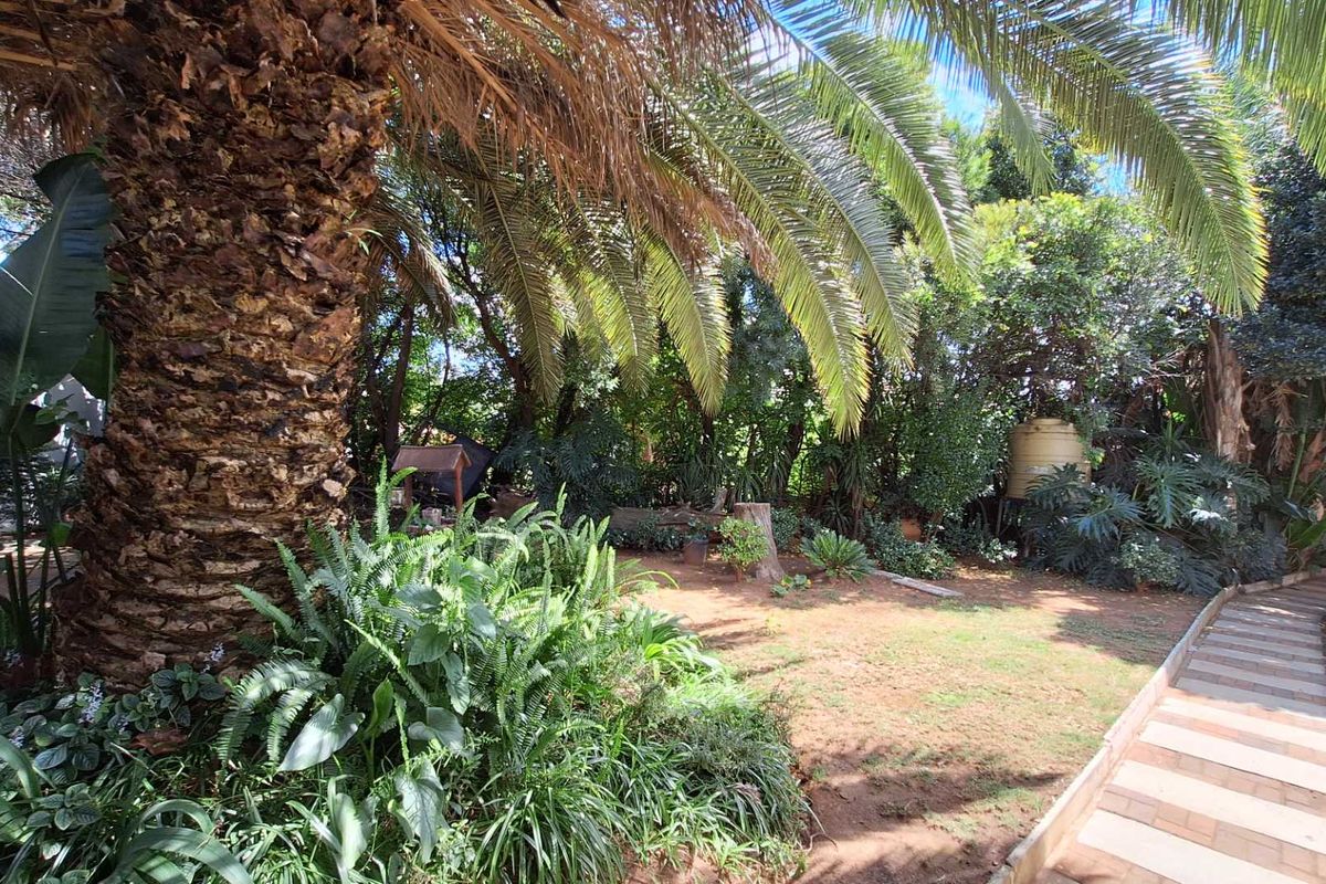 Beautiful 5 Bedroom Home With Cottage - Photo 2