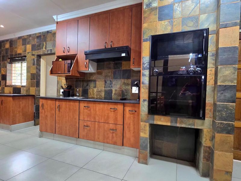 4 Bedroom House For Sale in Nimrod Park. - Photo 5