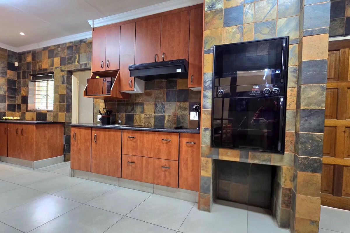 4 Bedroom House For Sale in Nimrod Park. - Photo 5