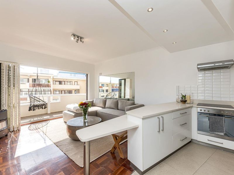 Beachfront Perfection at Kingsgate - Airbnb friendly with basement parking - Photo 2