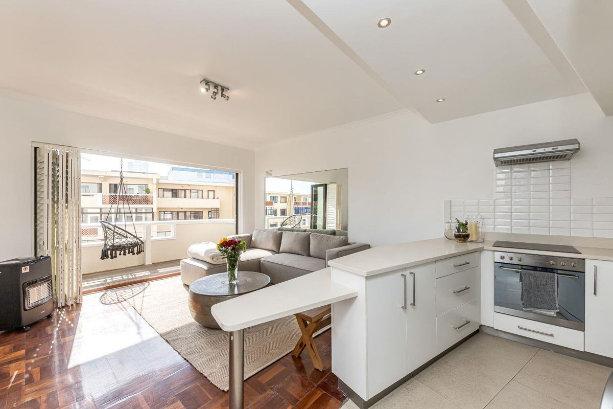 Beachfront Perfection at Kingsgate - Airbnb friendly with basement parking - Photo 2