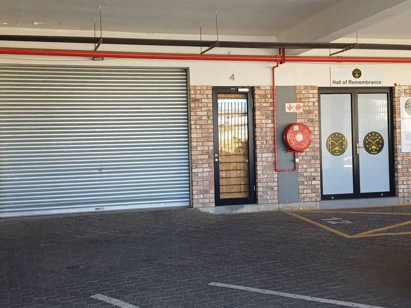 A fantastic investment or owner-occupier opportunity with excellent accessibility and flexible business potential. - Photo 3