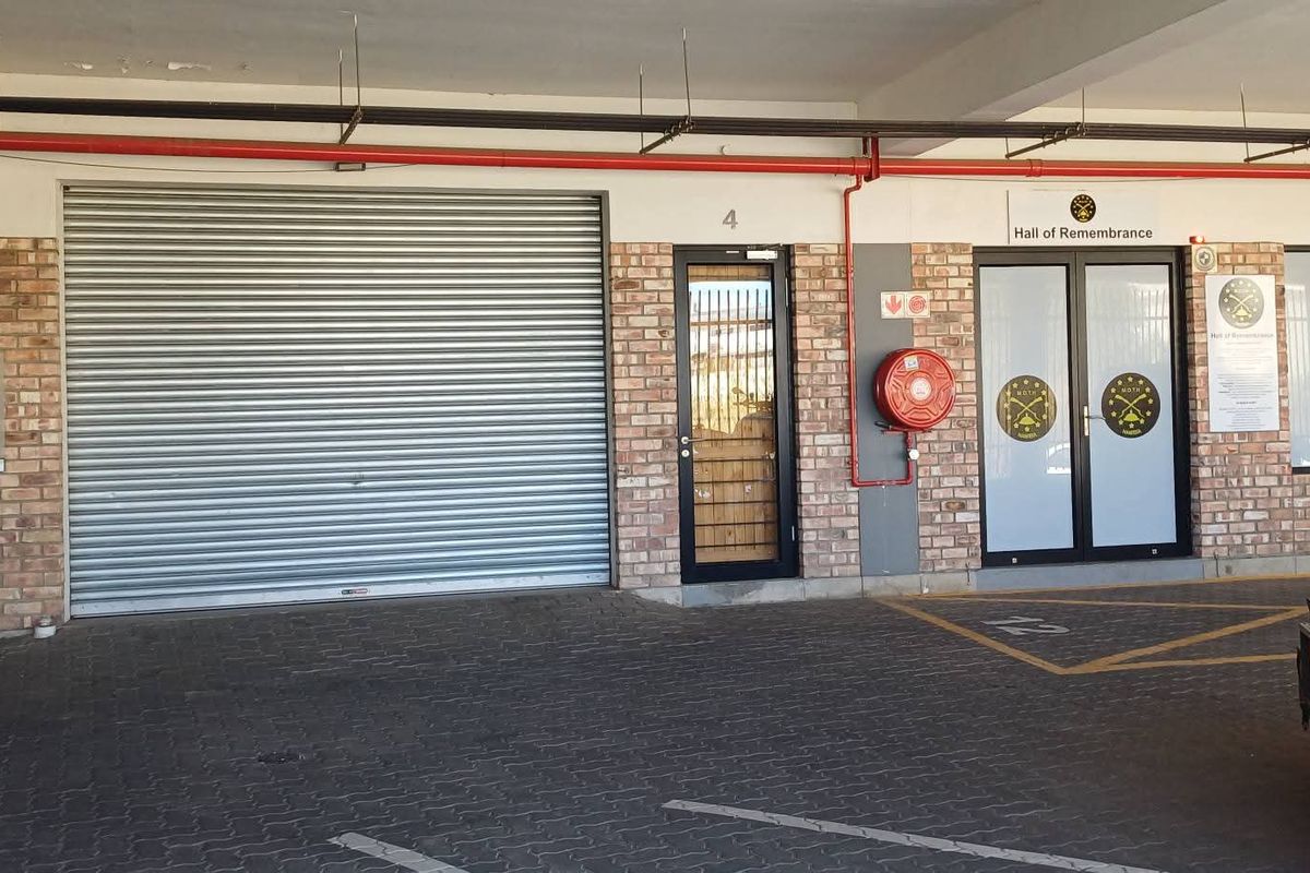 A fantastic investment or owner-occupier opportunity with excellent accessibility and flexible business potential. - Photo 3
