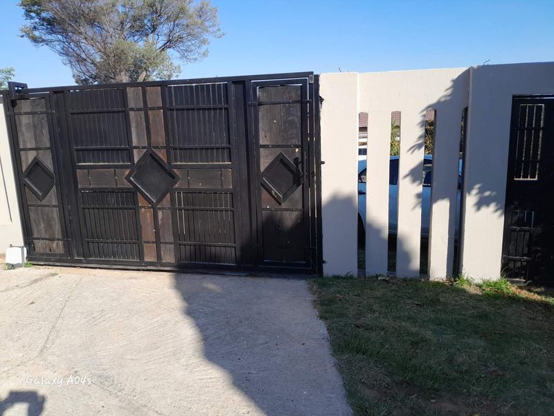 3 Bedroom 2 Bathroom house a Garadge plus Cottage - Photo 3