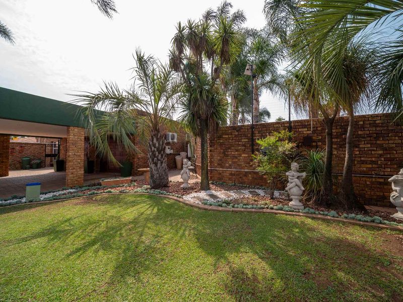 Spacious Sun-Filled 3 Bed, 3.5 Bath Cluster in Beyers Park - Photo 4
