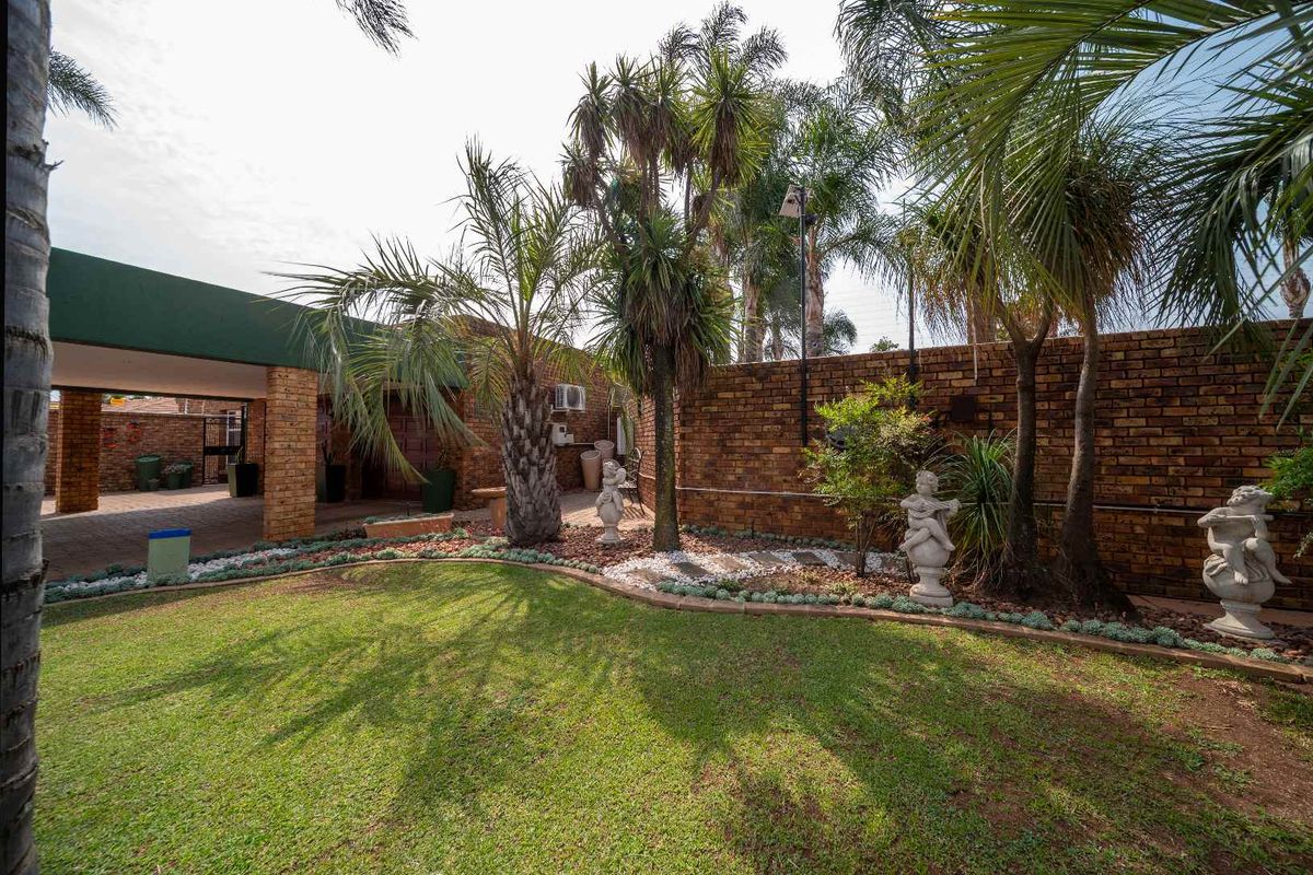 Spacious Sun-Filled 3 Bed, 3.5 Bath Cluster in Beyers Park - Photo 4