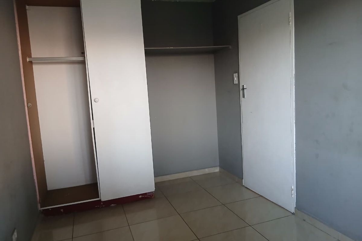 GROUND FLOOR UNIT... LOCK AND GO!!!! - Photo 5