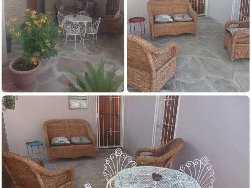 Nestled on a scenic hilltop with sweeping views over Keetmanshoop, this well-loved and beautifully maintained guesthouse offers comfort, charm and exceptional p - Photo 4