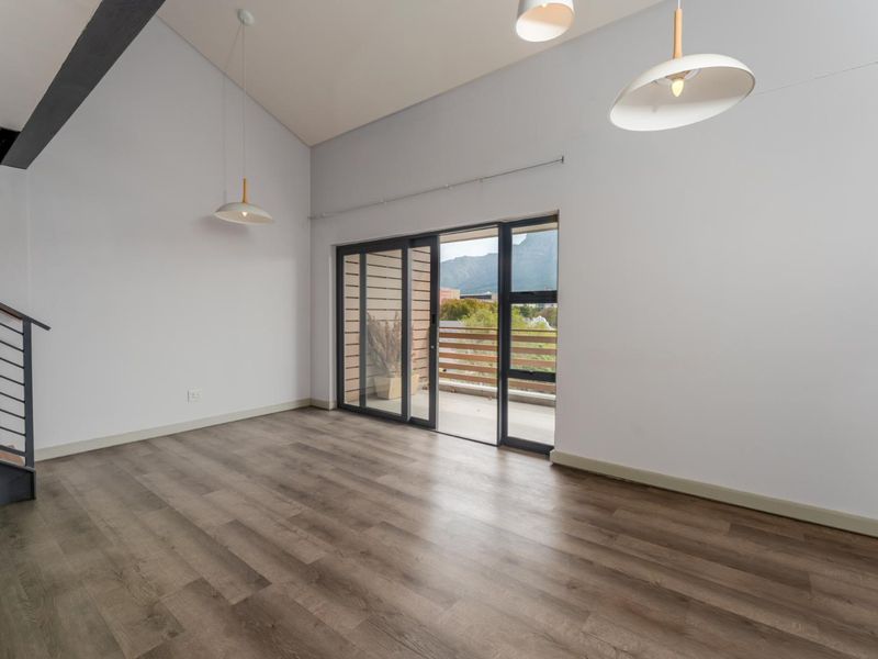 Loft apartment living at its finest 2 bedrooms 2 bathrooms panoramic mountain views plus 2 secure basement parking bays plus a lift. - Photo 6