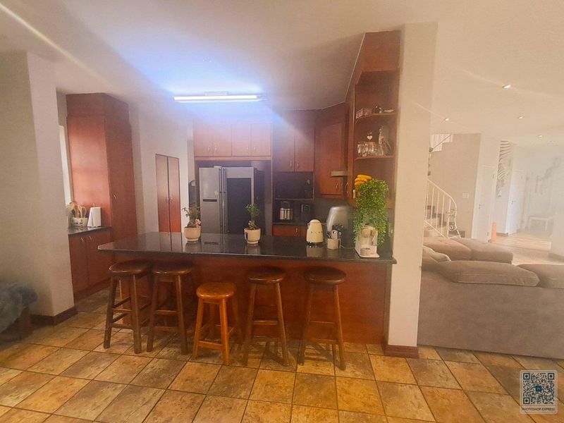 4 Bedroom House In Glen Erasmia Estate Ext 7 Kempton Park - Photo 2