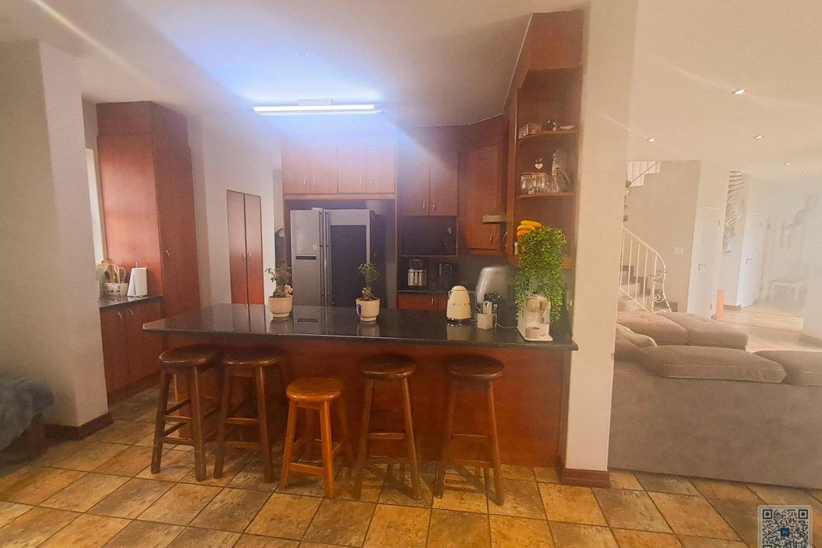 4 Bedroom House In Glen Erasmia Estate Ext 7 Kempton Park - Photo 2