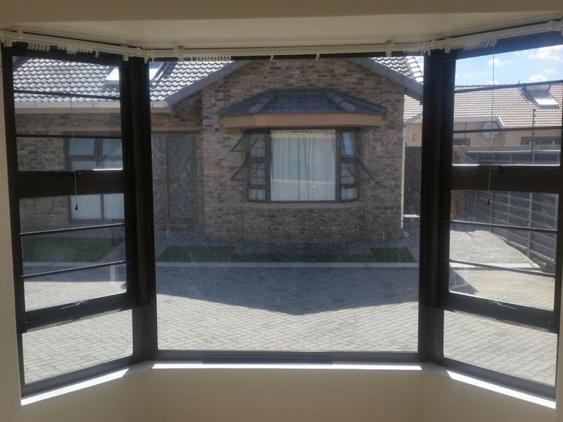 Spacious 3 Bedroom Townhouse for sale in Okahandja! Walking distance to shops, schools and Doctors! - Photo 2