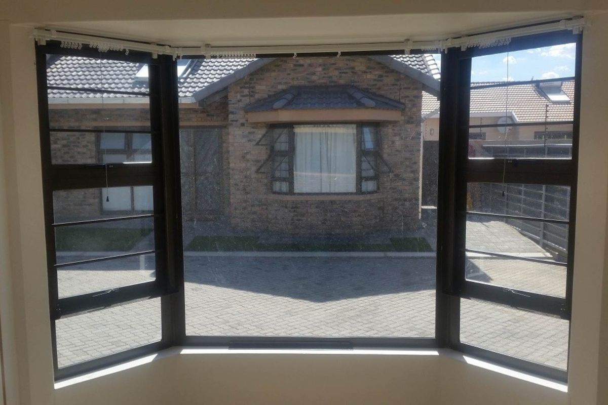 Spacious 3 Bedroom Townhouse for sale in Okahandja! Walking distance to shops, schools and Doctors! - Photo 2